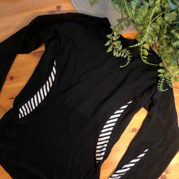 SOLD Helly Hansen white and black long sleeve - Picture 2 of 5